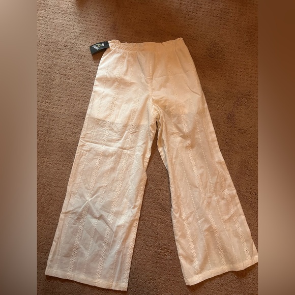 White flower patterned under shorts pants - Picture 2 of 4